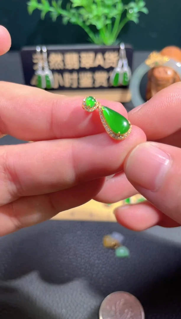 颈饰18K金镶嵌翡翠翡翠
