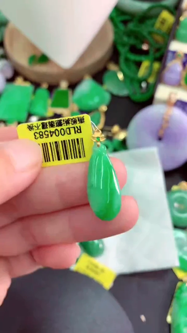 颈饰未镶嵌翡翠挂件