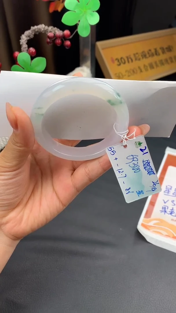 未镶嵌手镯翡翠自带#送人#，联系客服核对地址~