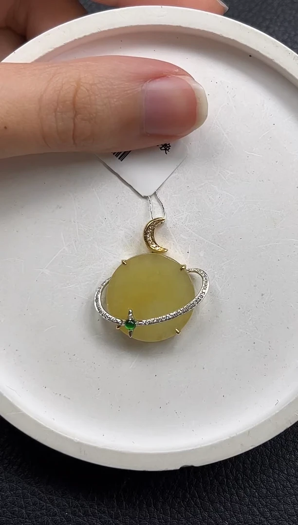 翡翠18K金镶嵌颈饰日月星辰