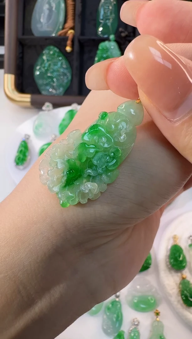 颈饰18K金镶嵌翡翠缅甸A货翡翠