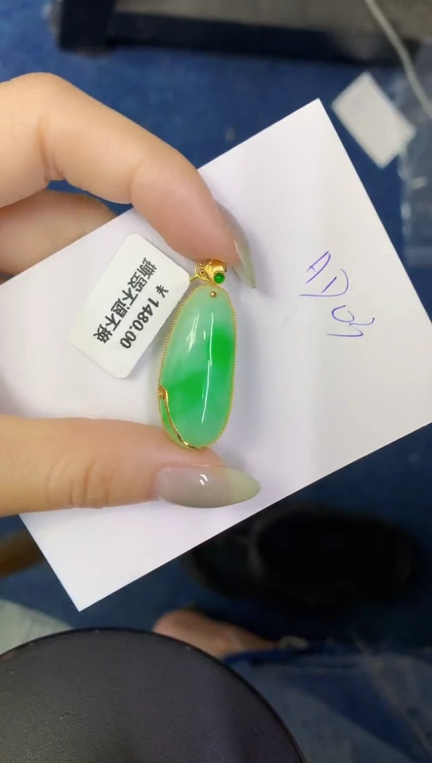 翡翠18K金镶嵌颈饰缅甸天然翡翠A货