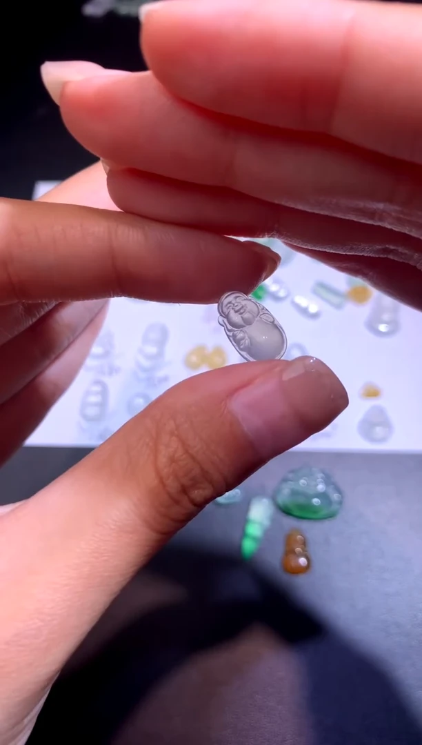 颈饰未镶嵌翡翠佛