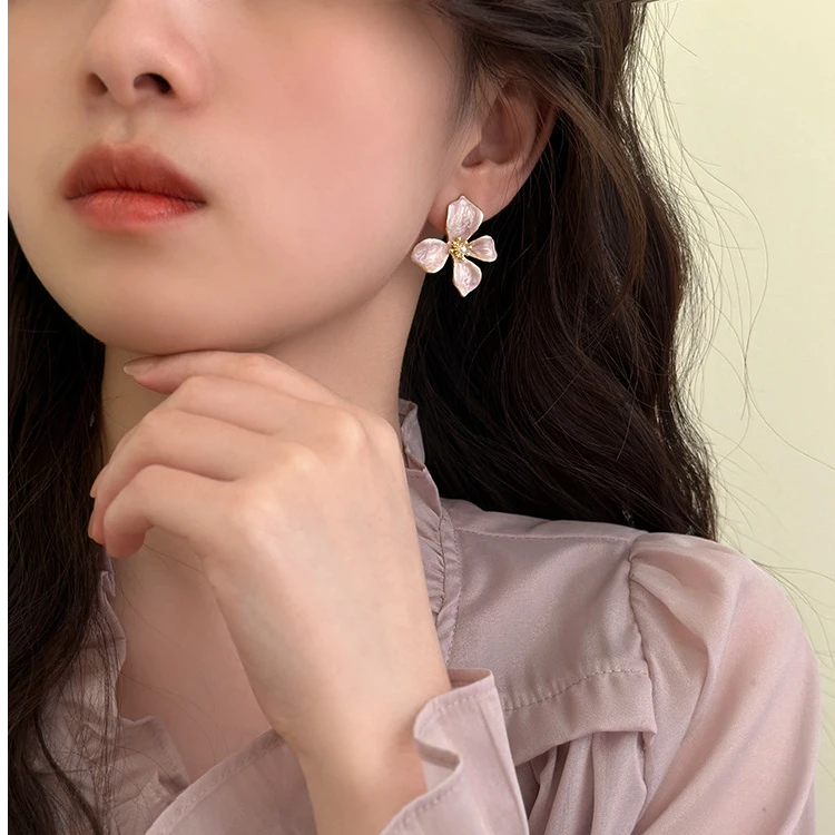 铜合金玻璃耳饰 珠光滴油轻奢四叶花小众设计感花朵气质百搭耳钉