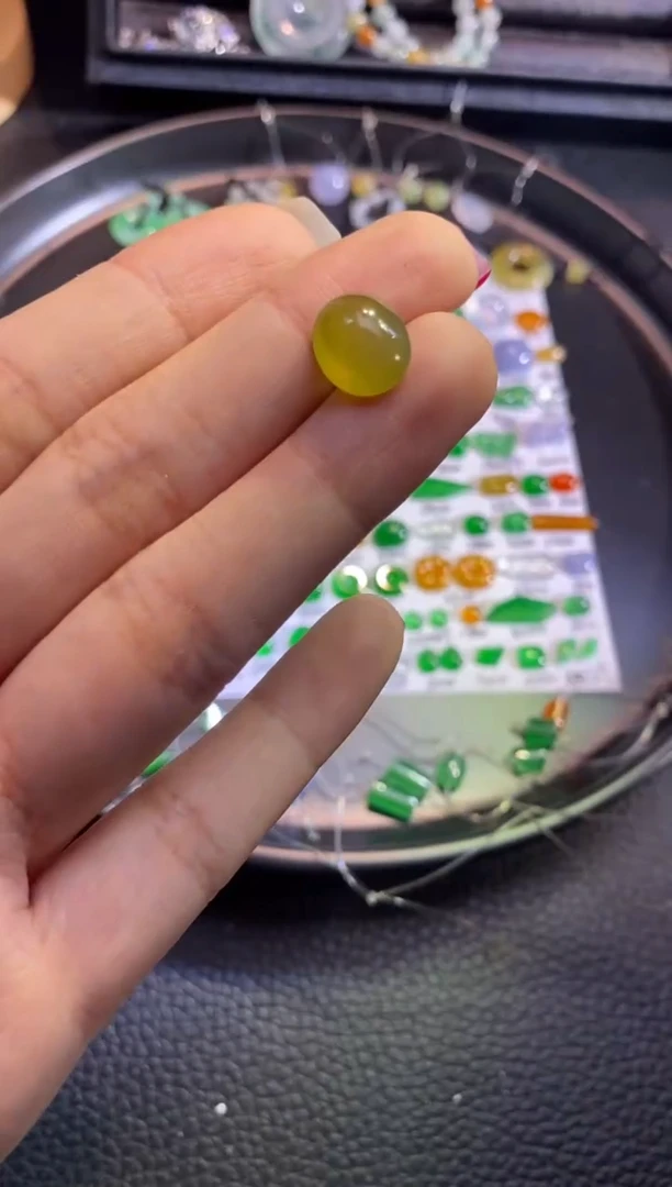 翡翠挂件未镶嵌黄蛋