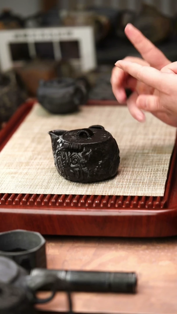 归玉堂冰碛岩重工雕刻饕餮宝瓶200cc
