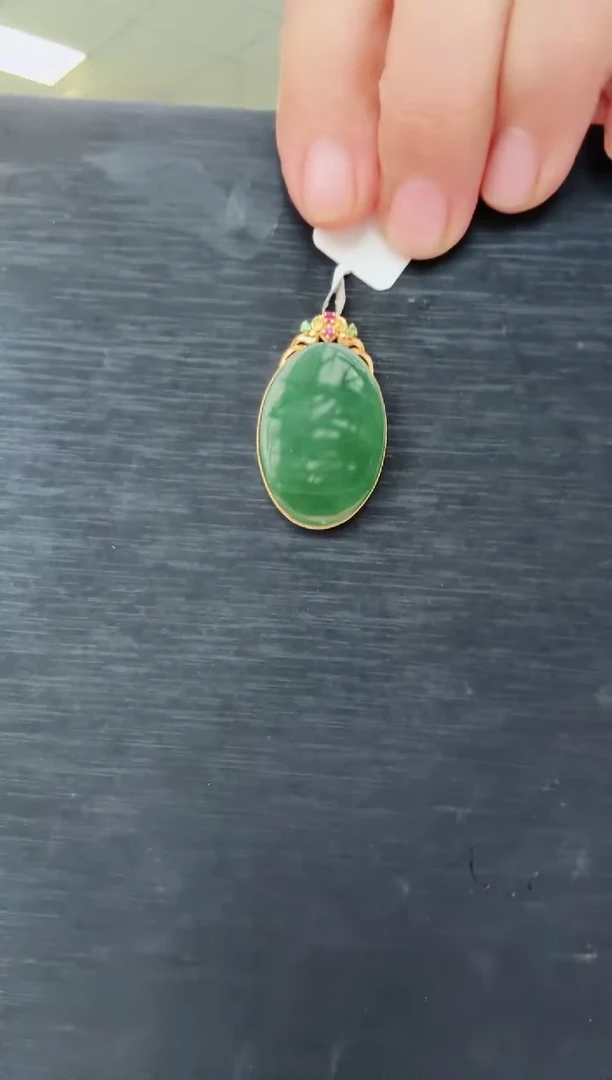 和田玉18K金镶嵌颈饰挂坠