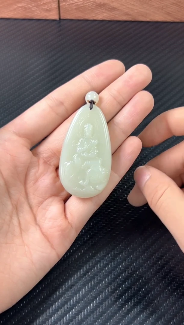 吊坠(赠链)未镶嵌和田玉且末微色差迪克兰二细