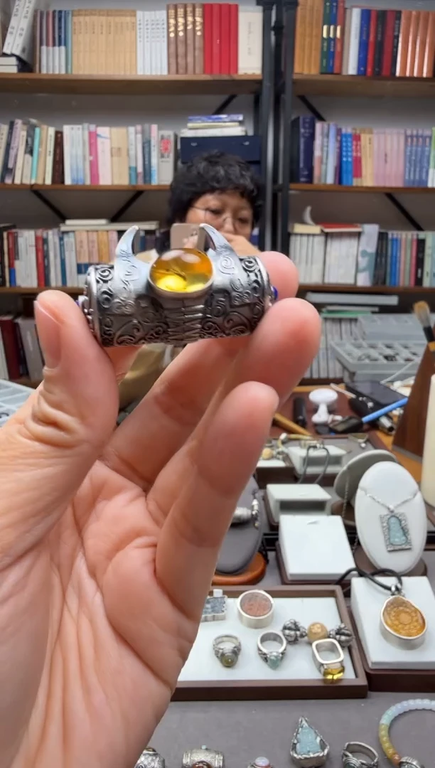 琥珀颈饰未镶嵌虫珀吊坠