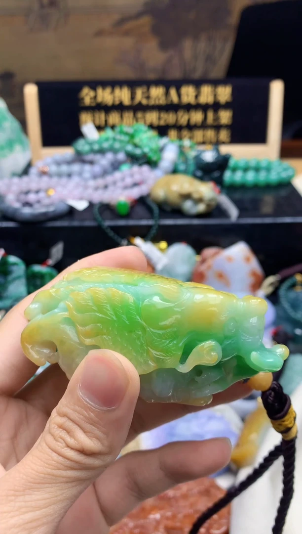 颈饰未镶嵌翡翠驰**龙缅甸翡翠