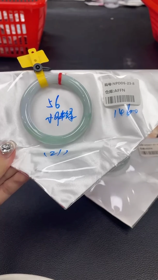 翡翠手镯未镶嵌翡翠手镯