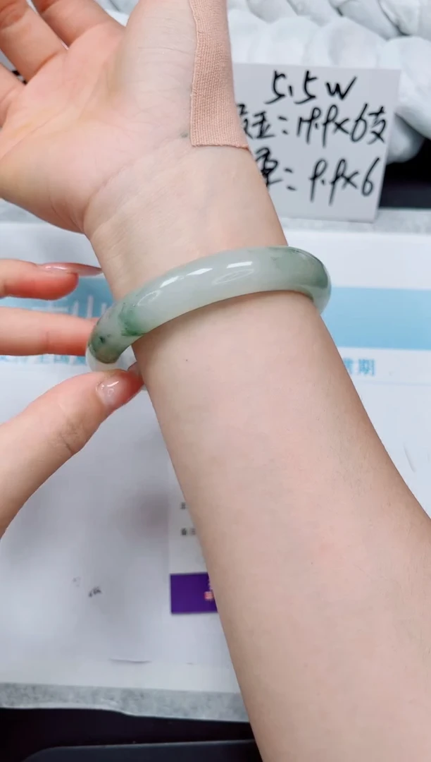 石英质玉手镯未镶嵌258/64.5