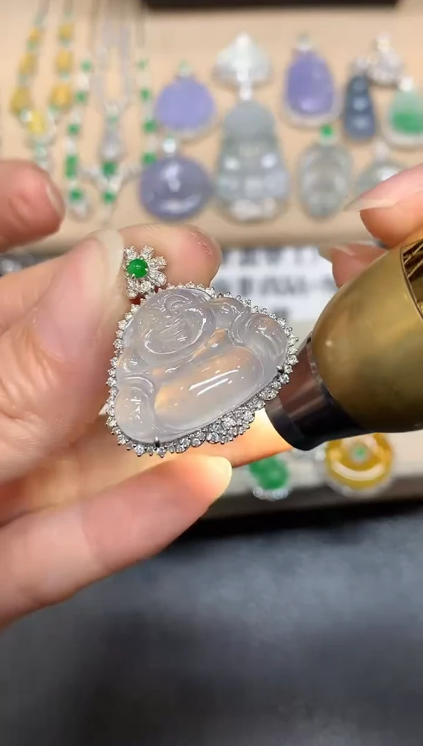 颈饰18K金镶嵌翡翠佛公【无服务费