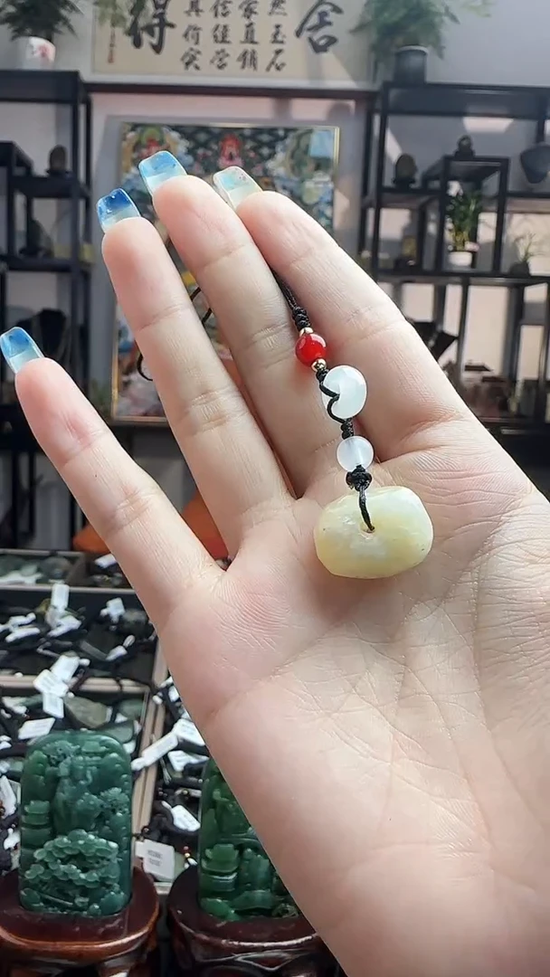 颈饰未镶嵌和田玉吊坠