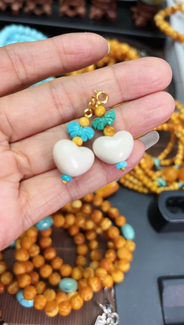 【闪购商品】琥珀裸石未镶嵌爱心滴溜多样发其一