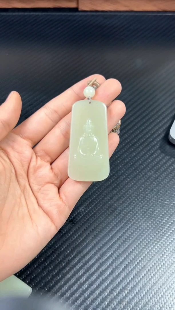 吊坠(赠链)未镶嵌和田玉且末微色差迪克兰一细