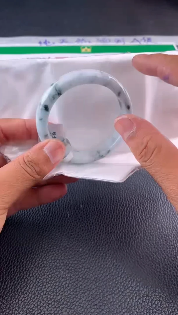 翡翠手镯未镶嵌天然A货翡翠