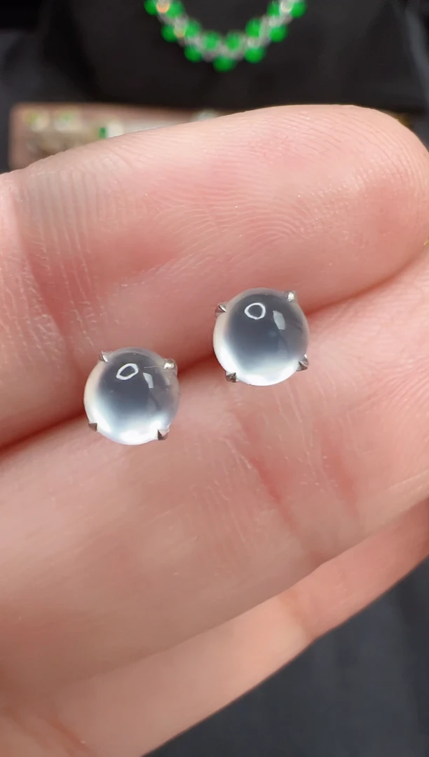 18K金镶嵌翡翠耳饰玻璃种白冰蛋面起钢光耳钉