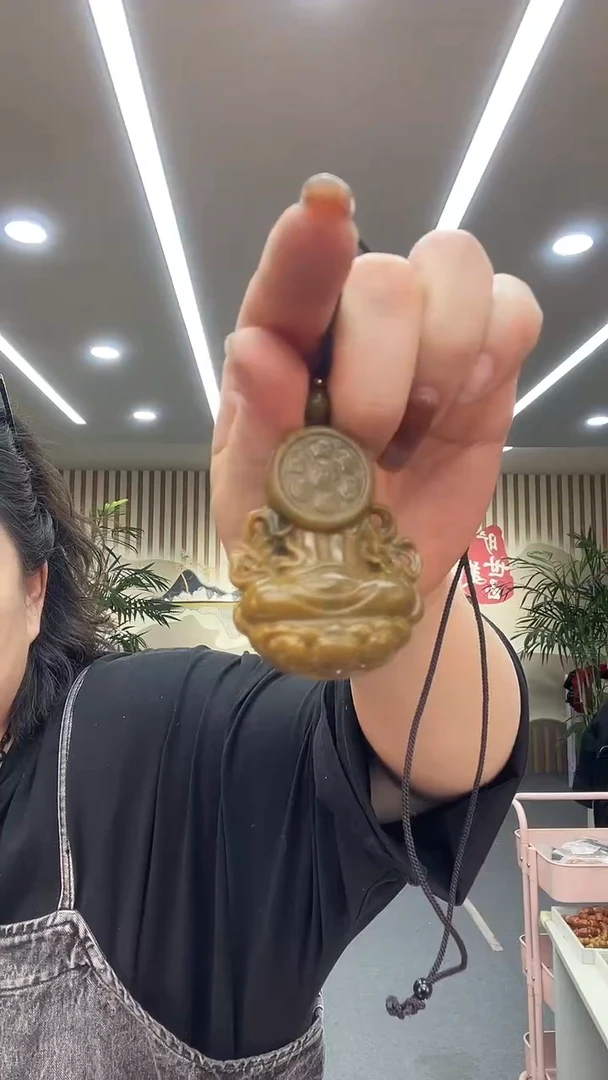 颈饰未镶嵌透闪石质玉吊坠