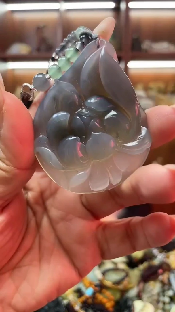 未镶嵌蛇纹石玉吊坠