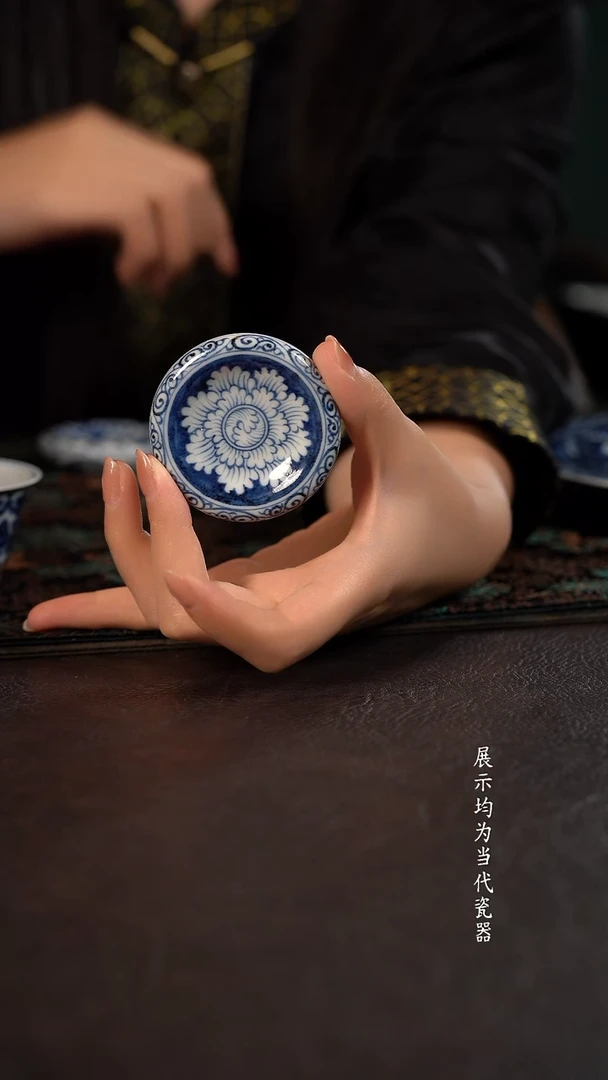 子润窑蓝地牡丹曲奇盖置