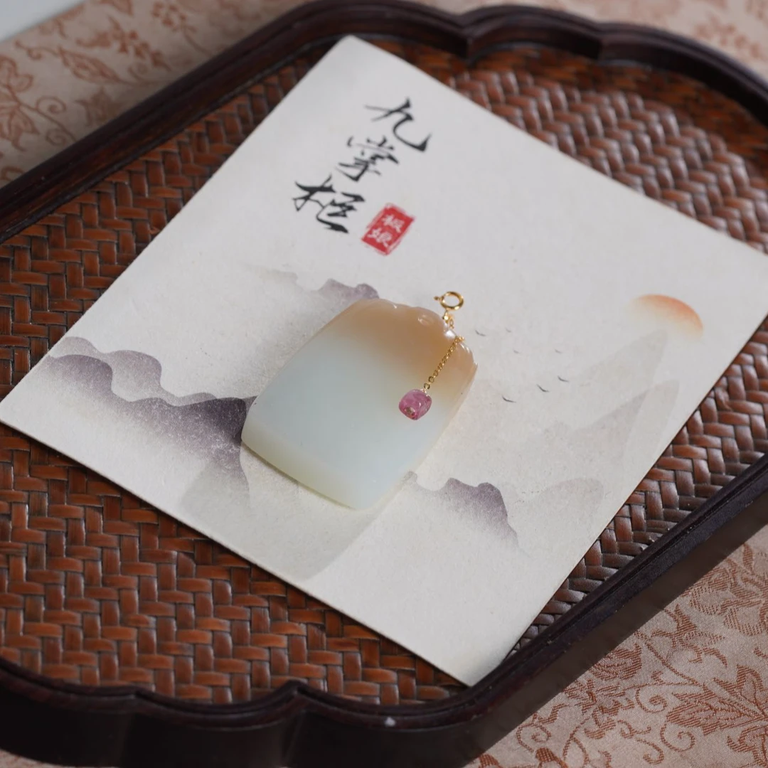 天然羊脂白无事牌糖白吊坠18k金配饰—多样性发其一