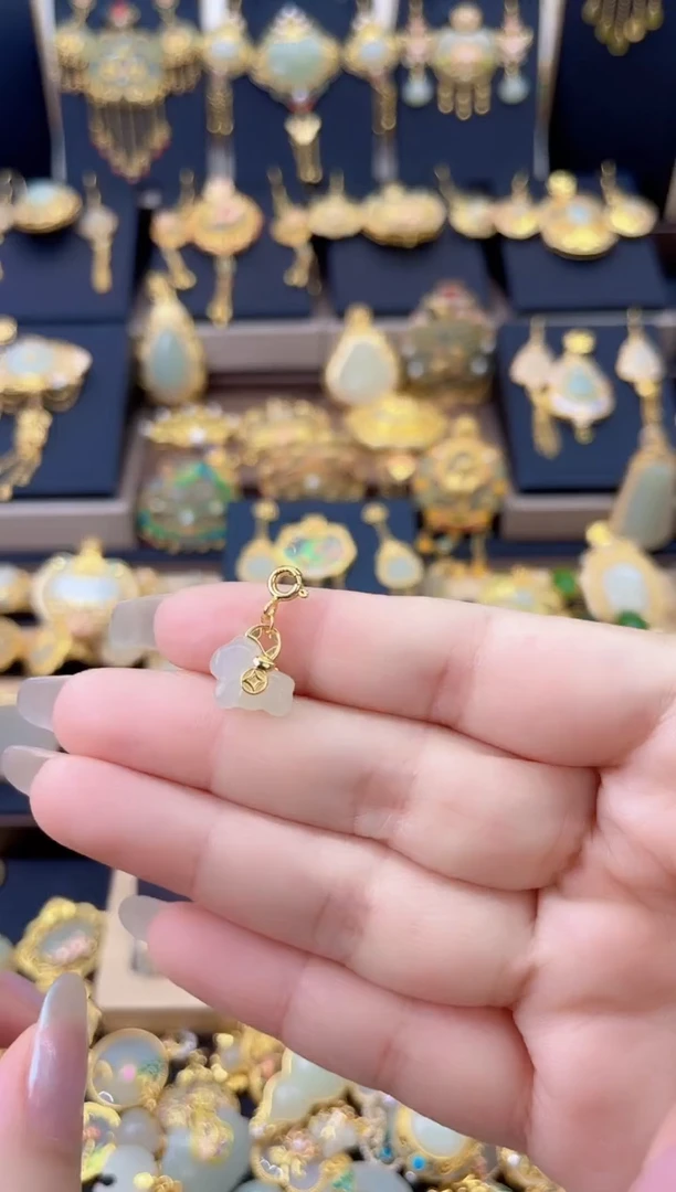 颈饰银S925镀金镶嵌和田玉招C马吊坠