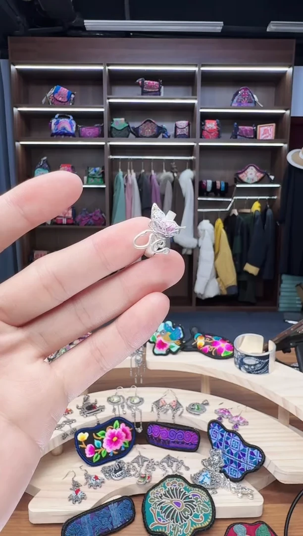 织绣12蒙阿苏苗绣传承店