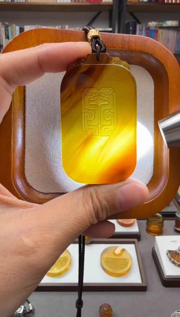 未镶嵌颈饰琥珀双龙护主