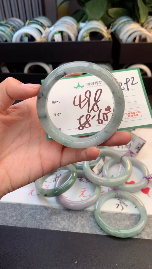 未镶嵌定制翡翠毛货需精细抛光+多人