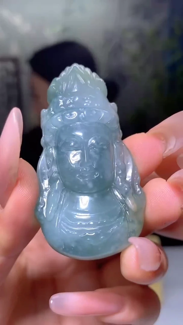翡翠未镶嵌颈饰雕刻