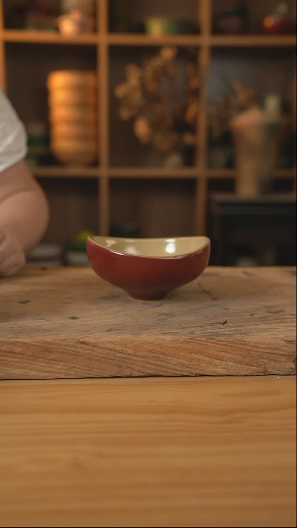 复古红色的5英寸元宝碗