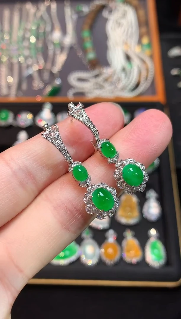 18K金镶嵌翡翠耳饰高冰正阳满绿蛋面耳坠