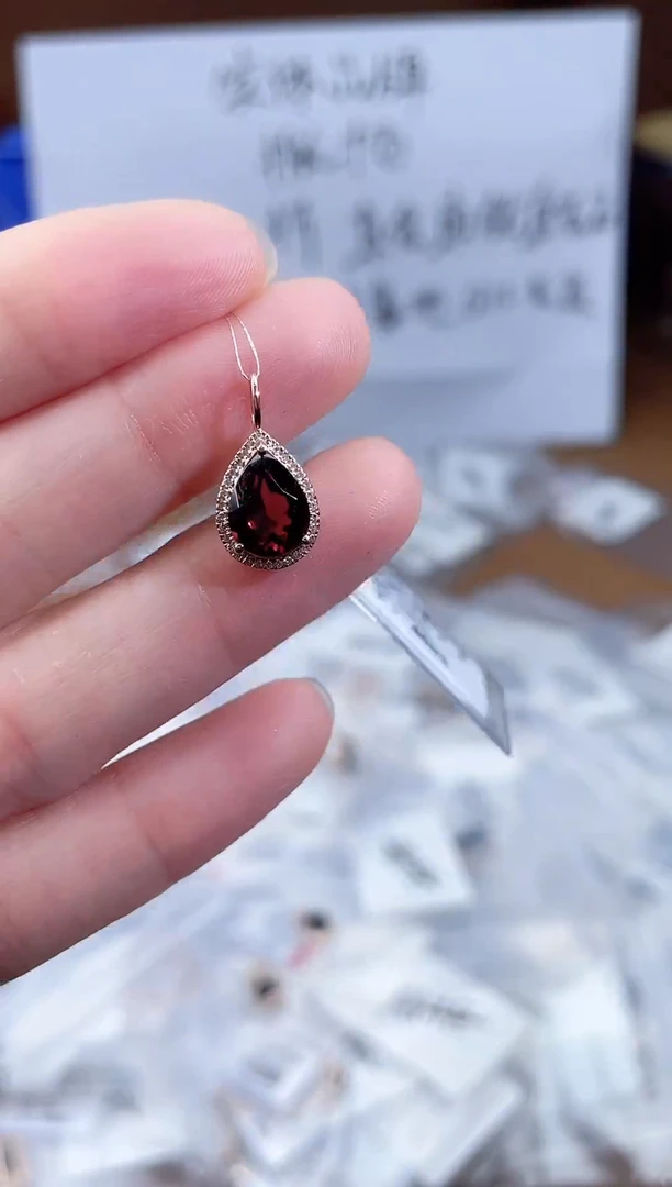 颈饰18K金镶嵌石榴石-专柜-