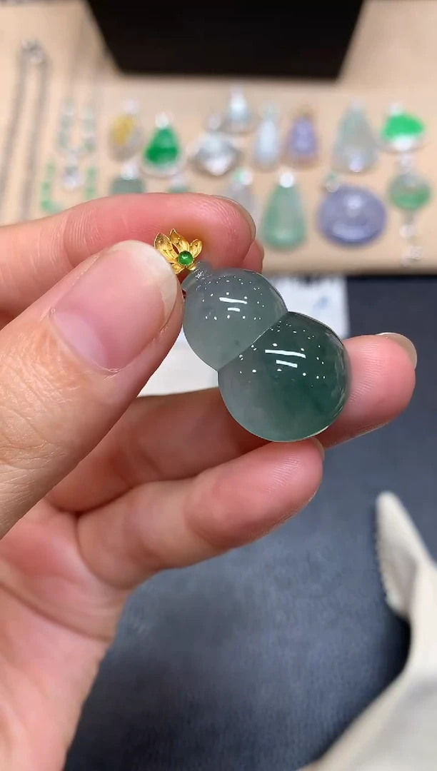 颈饰18K金镶嵌翡翠葫芦【无服务费