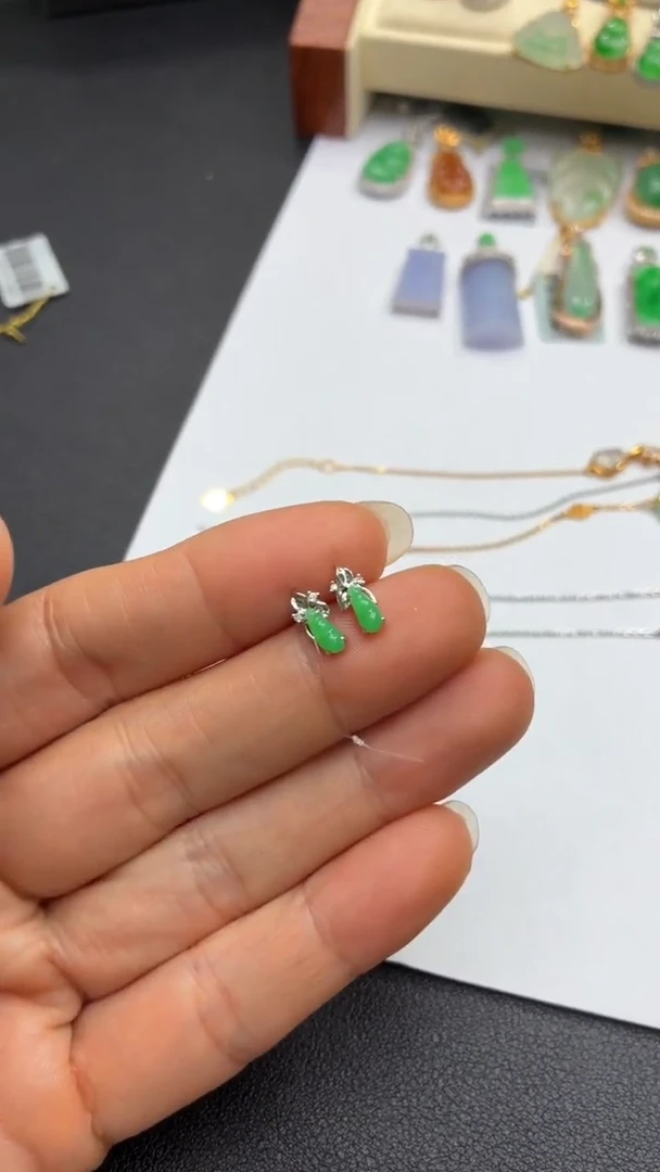 颈饰18K金镶嵌翡翠天然翡翠A货