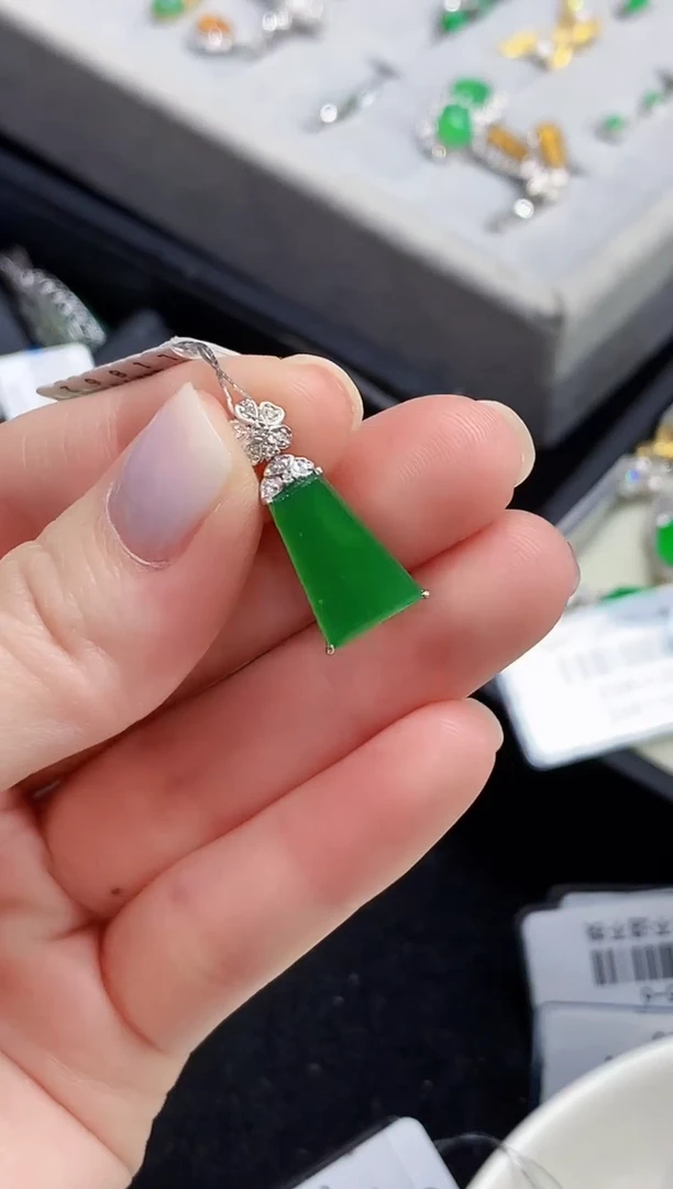 吊坠(不含链)18K金镶嵌翡翠L1862多样性发其一