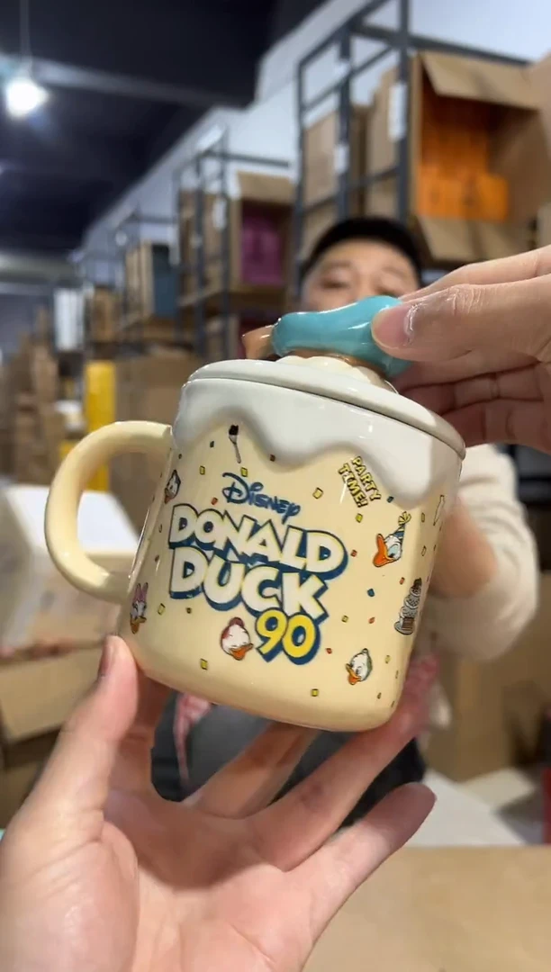 【闪购商品】杯原盒90周年唐老鸭带盖杯