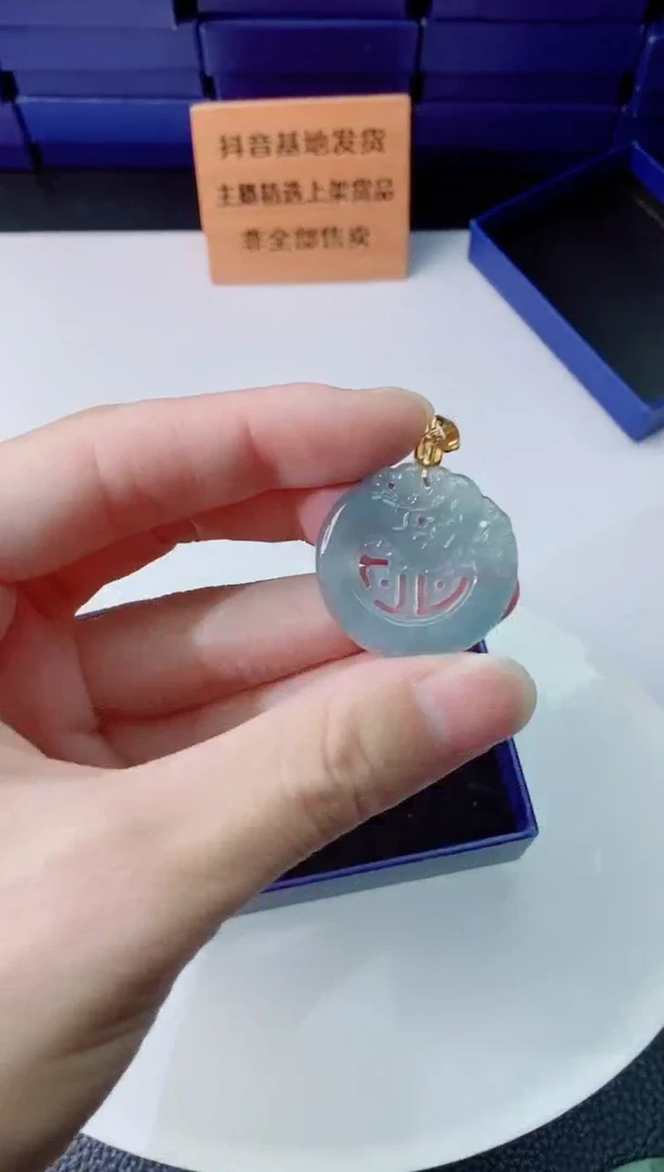 翡翠未镶嵌颈饰     `