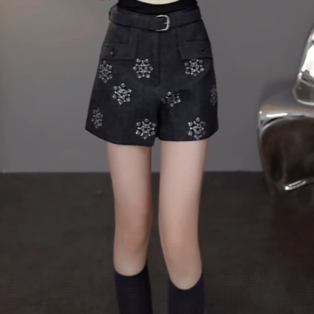TCH私服秋款时尚休闲风烫钻淑女深灰色短裤T75C21E1016轻奢tch