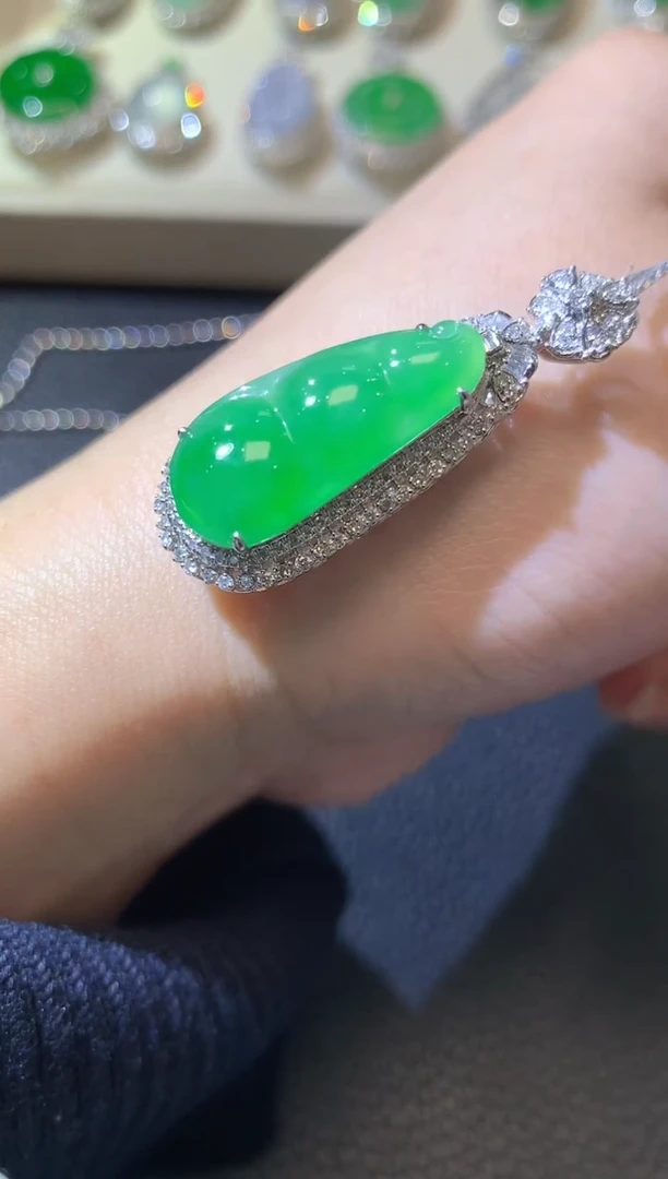 【闪购商品】翡翠吊坠(不含链)18K金镶嵌A41