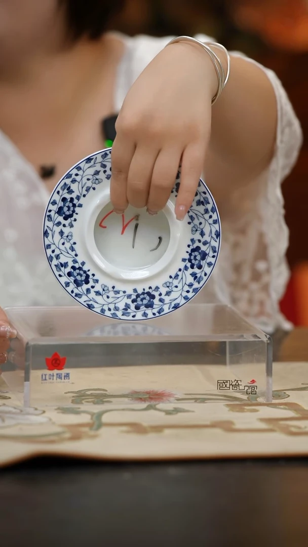 1个微瑕青花牡丹莲蓬烟缸