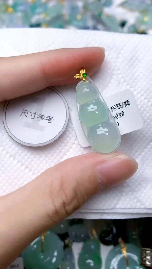 颈饰18K金镶嵌翡翠天然A货翡翠