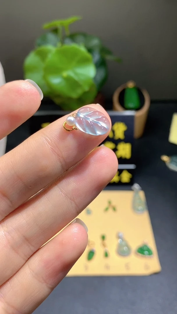 颈饰18K金镶嵌翡翠翡翠A货