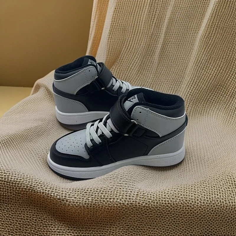 儿童童鞋新款防滑板鞋休闲风四季百搭鞋子运动鞋81