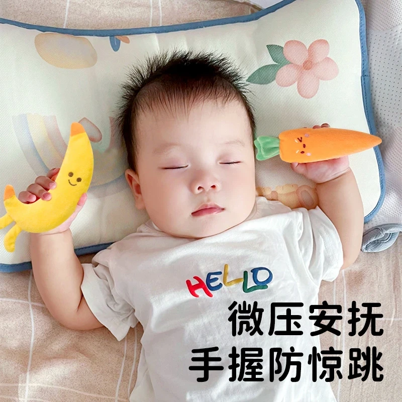 婴儿防惊跳手握圈玩偶胡萝卜新生宝宝安抚手握绳玩具哄睡神器绑带