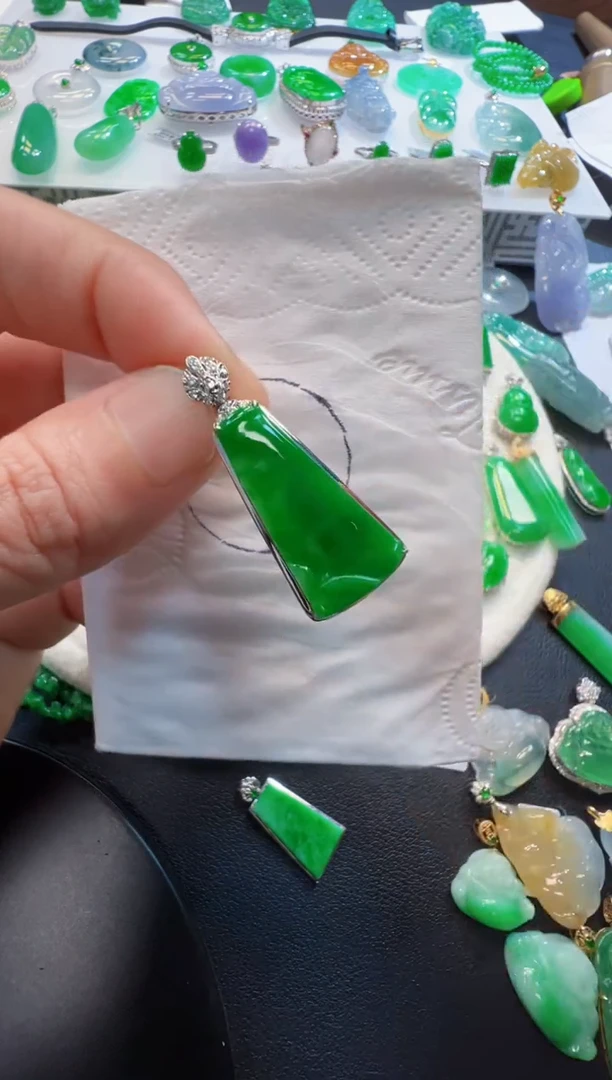 翡翠18K金镶嵌吊坠(不含链)4800