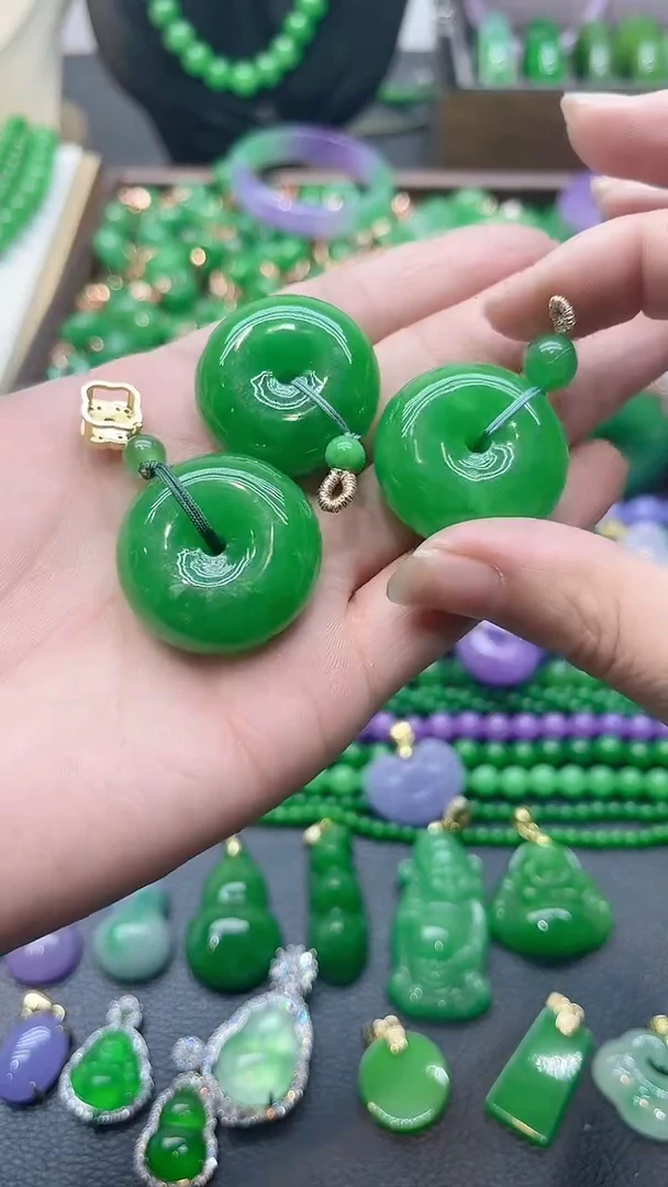 吊坠(赠链)未镶嵌翡翠绿大面包扣