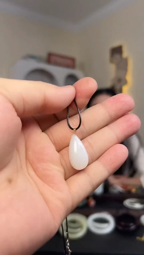 颈饰18K金镶嵌和田玉水滴