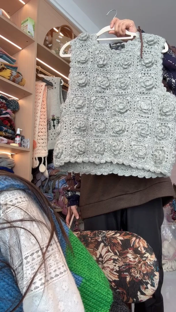 羊毛灰色山茶花马甲